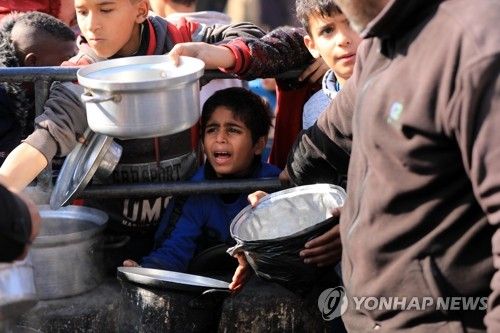 구호식량 배급 기다리는 팔 어린이들
