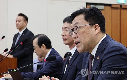 질의에 답변하는 김병환 금융위원장