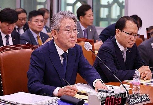 질의에 답변하는 강호동 농업협동조합중앙회 회장