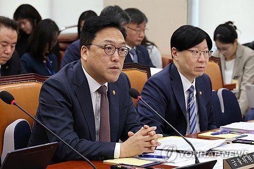 질의에 답변하는 김병환 금융위원장