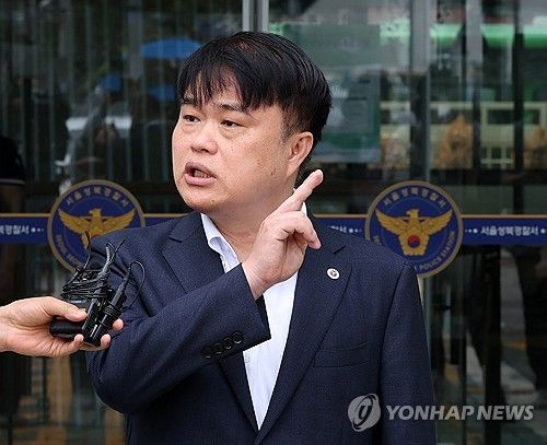 취재진 질문에 답하는 임현택 의협 회장