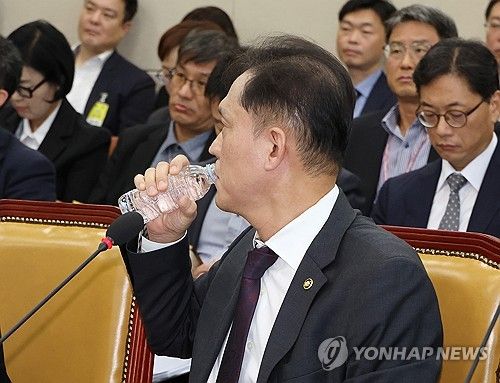 목축이는 김태규 방통위원장 직무대행