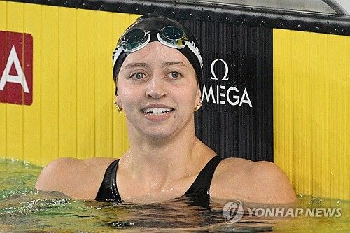 세계 신기록을 확인하고 기뻐하는 케이트 더글러스