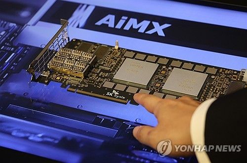 SK하이닉스 부스에 전시된 AI 특화 반도체