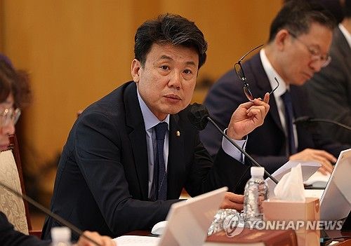 국감서 질의하는 진성준 의원