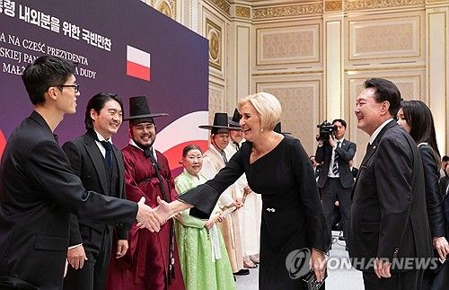 국빈 만찬 공연자와 인사하는 폴란드 대통령 배우자