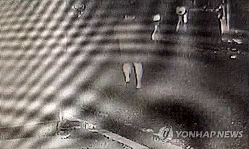 도주하는 노래방업주 살인미수범