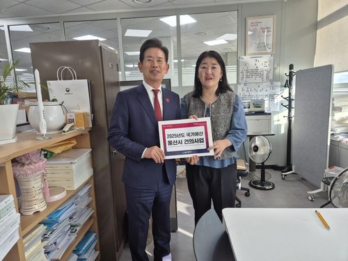 기획재정부를 방문해 국가예산 관련 울산시 건의사업을 전달하는 안효대 경제부시장