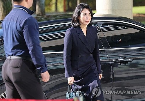 수원지법 들어서는 김혜경 씨