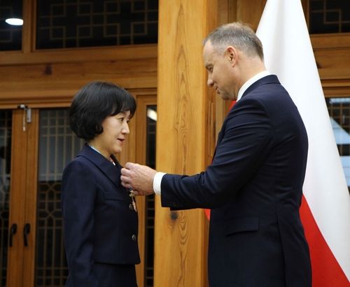 안제이 두다 폴란드 대통령(오른쪽)으로부터 훈장 받는 최성은 한국외대 교수