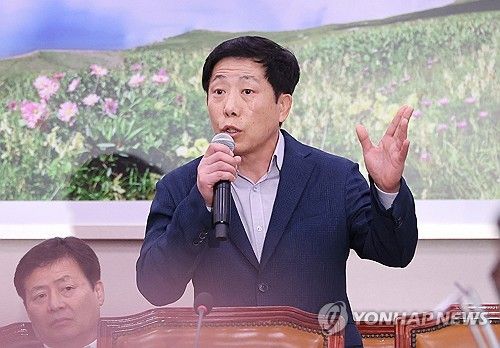 질의에 답변하는 박상학 자유북한운동연합 대표