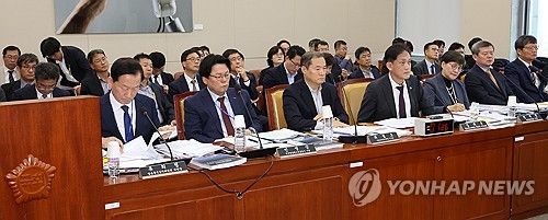 질의 경청하는 피감기관장들