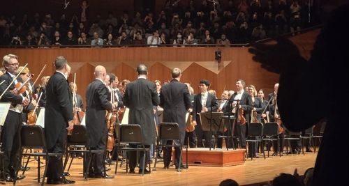 관객에게 인사하는 안드리스 넬손스와 빈 필하모닉 단원들