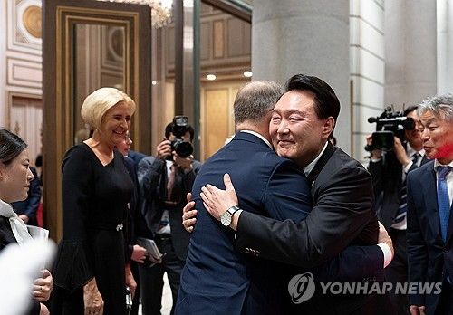 한·폴란드 정상 포옹 인사