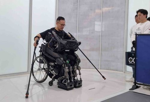 워크 온 슈트 F1 착용하는 김승환 연구원