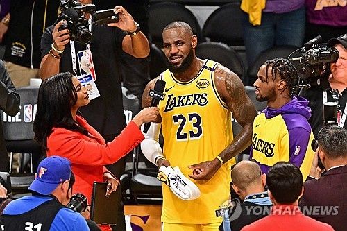 23일 개막전을 마치고 인터뷰하는 제임스(23번)