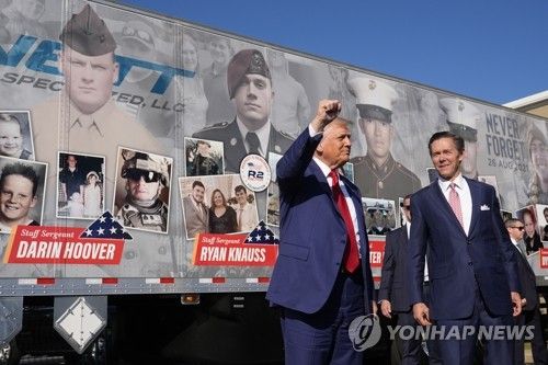 타운홀 미팅서 주먹 쥐어 보이는 트럼프