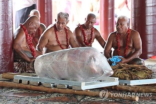 찰스 3세 환영 '아바 의식'에 참석한 마을 사람들