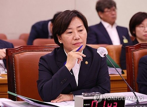 의원 질의 경청하는 송미령 농식품부 장관
