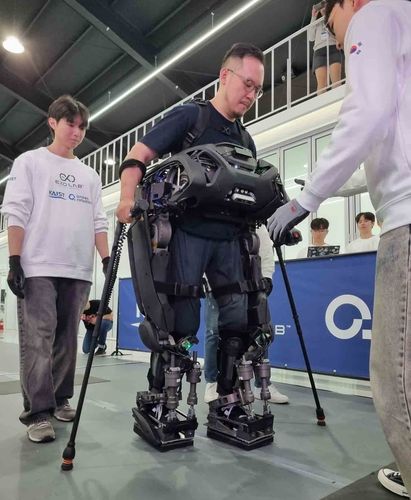 워크 온 슈트 F1 입고 걷는 김승환 연구원 