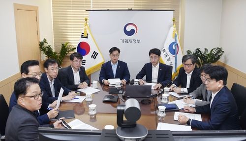 최상목 부총리와 화상회의를 진행 중인 기재부 1급 간부진