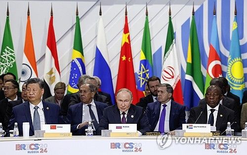 브릭스 플러스/아웃리치서 연설하는 푸틴 러시아 대통령(가운데). 왼쪽은 시진핑 중국 국가주석, 오른쪽은 시릴 라마포사 남아공 대통령