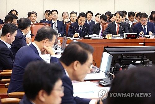 질의에 답하는 안덕근 장관