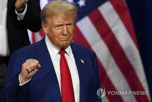 타운홀 미팅서 주먹 쥐어보이는 트럼프