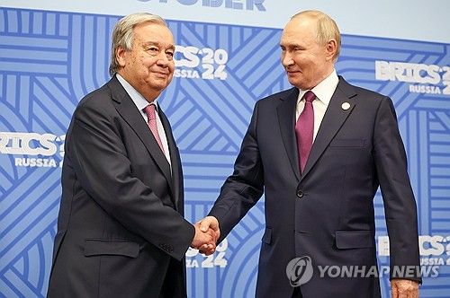 악수하는 구테흐스 유엔 사무총장과 푸틴 러시아 대통령