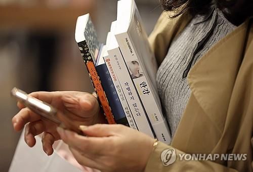 [베스트셀러] 교보·예스24 '톱 10' 중 8~9개가 한강 작품 - 1