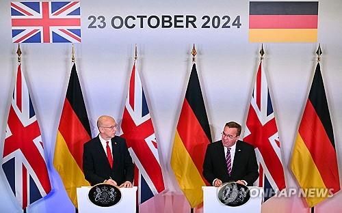 존 힐리 영국 국방장관과 보리스 피스토리우스 독일 국방 장관이 기자회견을 하고 있다. [AFP=연합뉴스. 재판매 및 DB 금지]