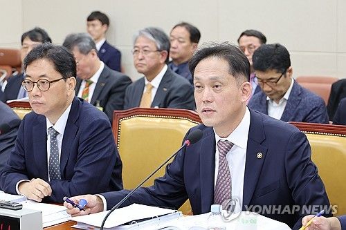 답변하는 김태규 방통위원장 직무대행(오른쪽)