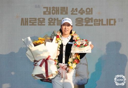 은퇴식에서 받은 꽃다발을 들고 환하게 웃는 김해림.