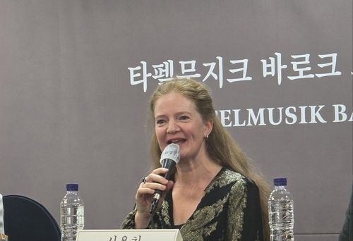 이건음악회 프로그램을 설명하는 레이철 포저