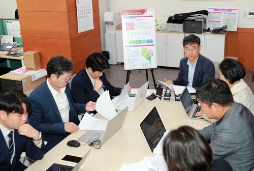 24일 울산시청 기자실에서 전경술 교통국장이 시내버스 노선 개편 세부 내용을 취재진에게 설명하고 있다. [울산시 제공. 재판매 및 DB 금지]