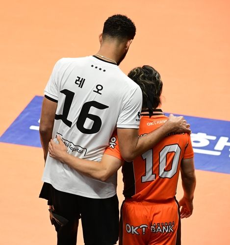 어깨동무하는 레오와 부용찬