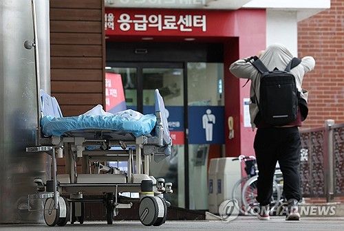 계속되는 의정갈등…응급실 앞에 놓인 빈 병상
