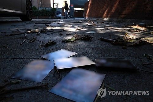 대통령실 청사 인근에 떨어진 북 쓰레기풍선 낙하물