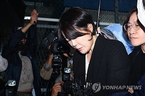 고개 숙인 문다혜