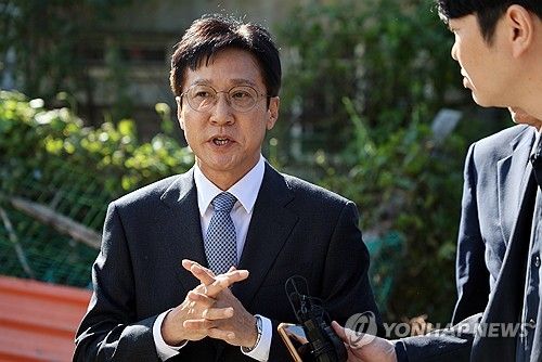 취재진 질문받는 신영대 의원