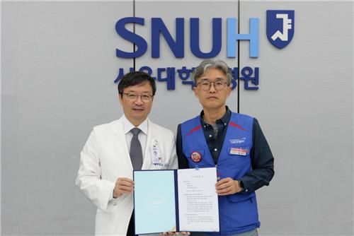 2024년 임단협 가조인식. 김영태 서울대병원장(왼쪽)과 윤태석 서울대병원분회장