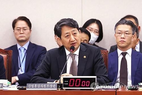 국정감사 답변하는 안덕근 장관