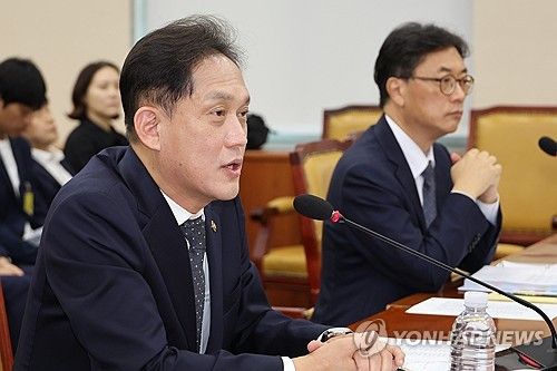답변하는 김태규 방통위원장 직무대행