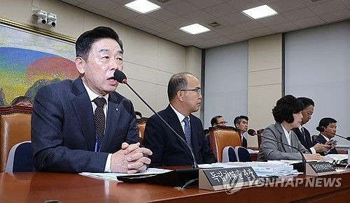 의원 질의에 답변하는 김형석 독립기념관장