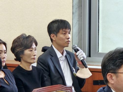국회 과방위 국정감사에서 발언하는 이용규씨