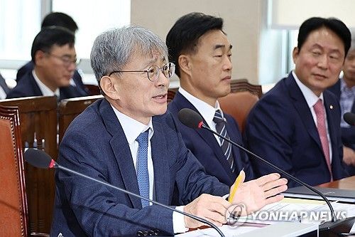 답변하는 김광동 진실화해위원장