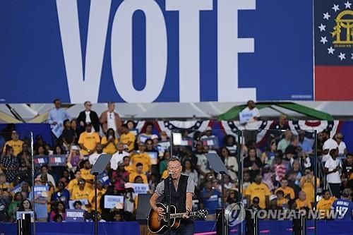 카멀라 해리스 미국 부통령 유세장에서 공연하는 브루스 스프링스틴