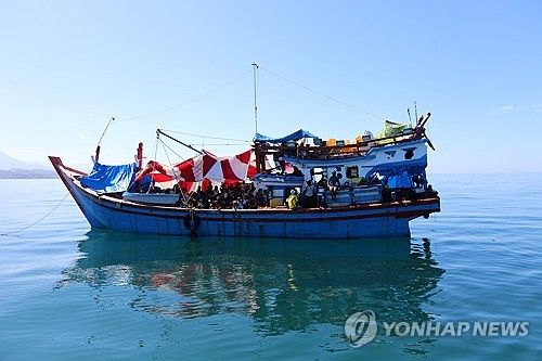 로힝야족 난민을 태운 목선