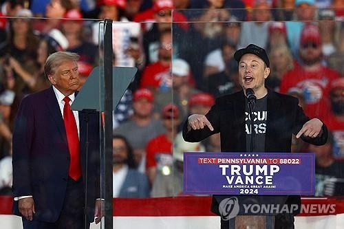 트럼프 전 대통령 유세 현장의 일론 머스크