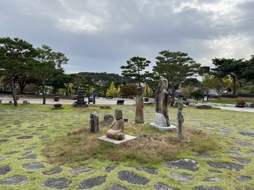 국립부여박물관 사비마루(공연장)　앞마당 옥외 전시 전경[국립부여박물관 제공. 재판매 및 DB 금지]